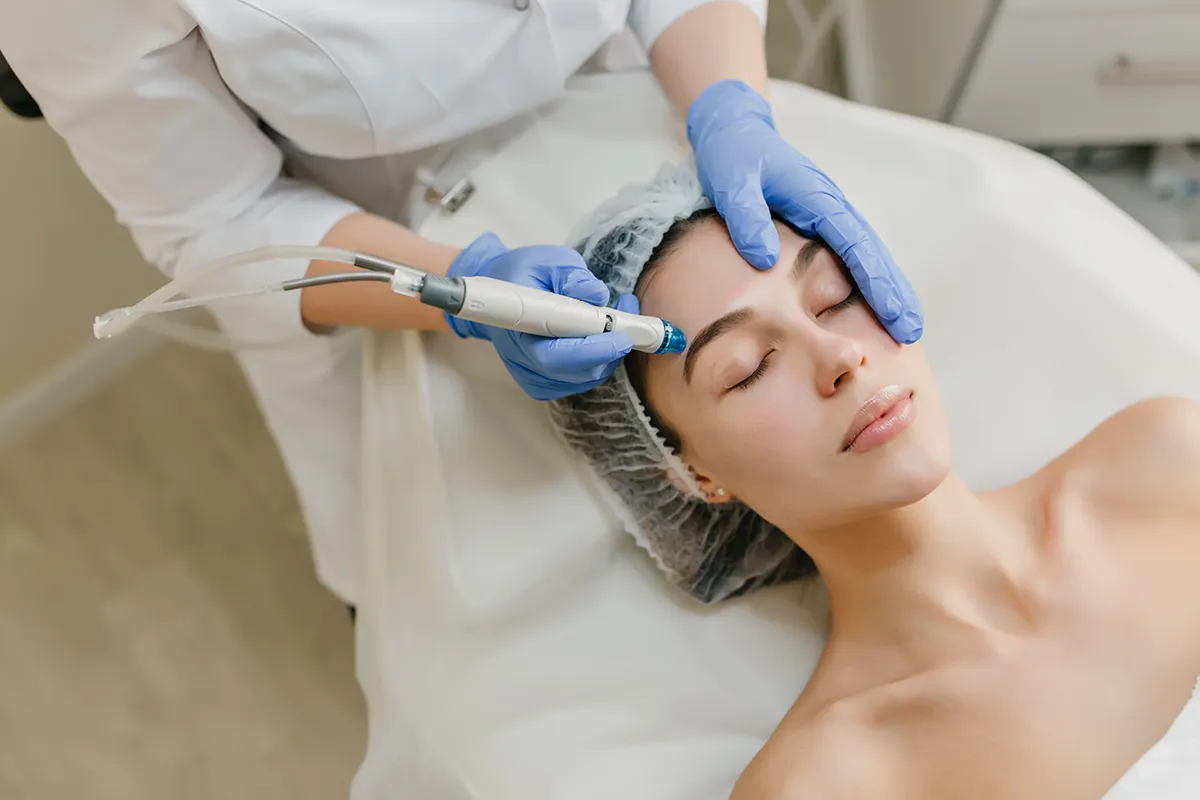 Profissional realizando procedimento estético facial em paciente